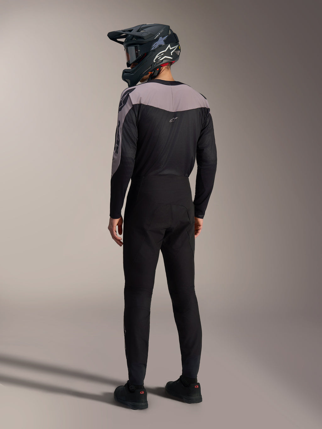 Alpinestars A-Supra Elite MTB-Kit in Schwarz und Grau, mit Performance-Trikot und passender Rennhose, Rückansicht.