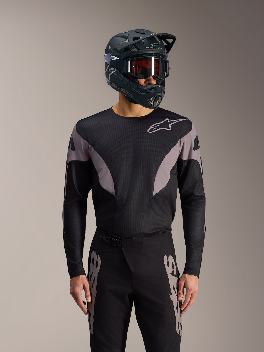 A-Supra Elite Trikot in Schwarz und Grau, langärmeliges MTB-Renntrikot mit Alpinestars-Logo und Performance-Passform.