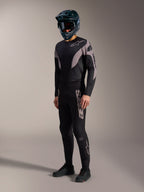 A-Supra Elite MTB-Set in Schwarz und Grau mit Performance-Stretchhose, Trikot und markantem Alpinestars-Branding.