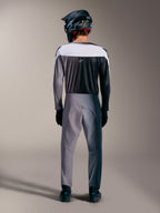 A-Supra Elite Trikot in Faded Gray, Rückansicht der MTB-Rennausrüstung mit belüfteten Mesh-Einsätzen.