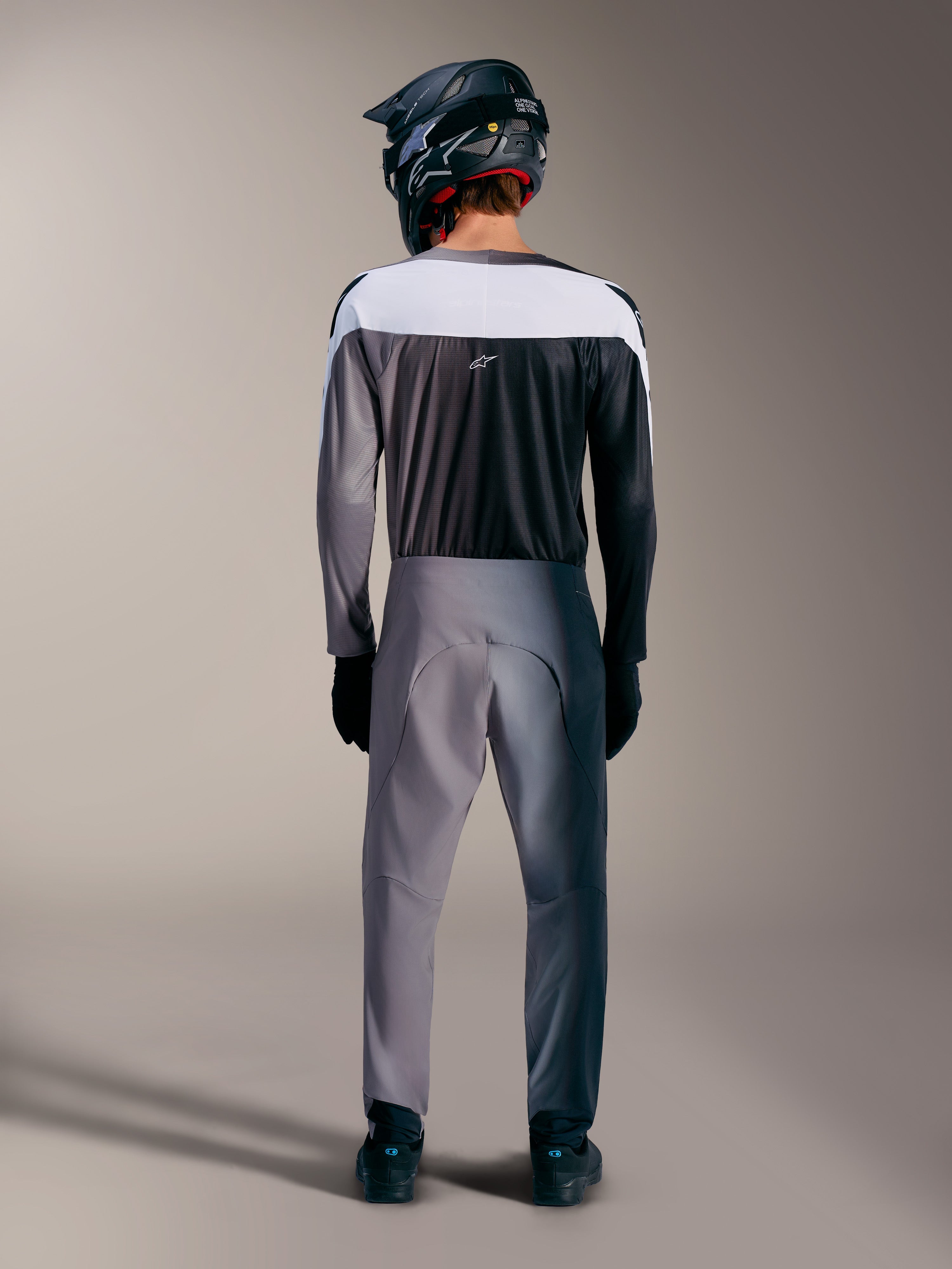 A-Supra Elite Trikot in Faded Gray, Rückansicht der MTB-Rennausrüstung mit belüfteten Mesh-Einsätzen.