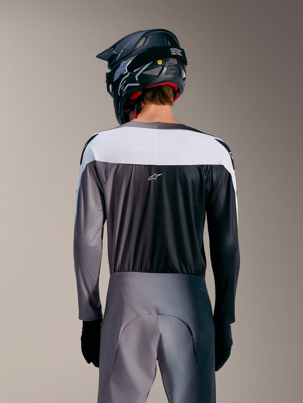 A-Supra Elite Trikot in Faded Gray, Rückansicht mit weißem Paneel, mikroperforiertem Gewebe und zentralem ASTARS-Logo.
