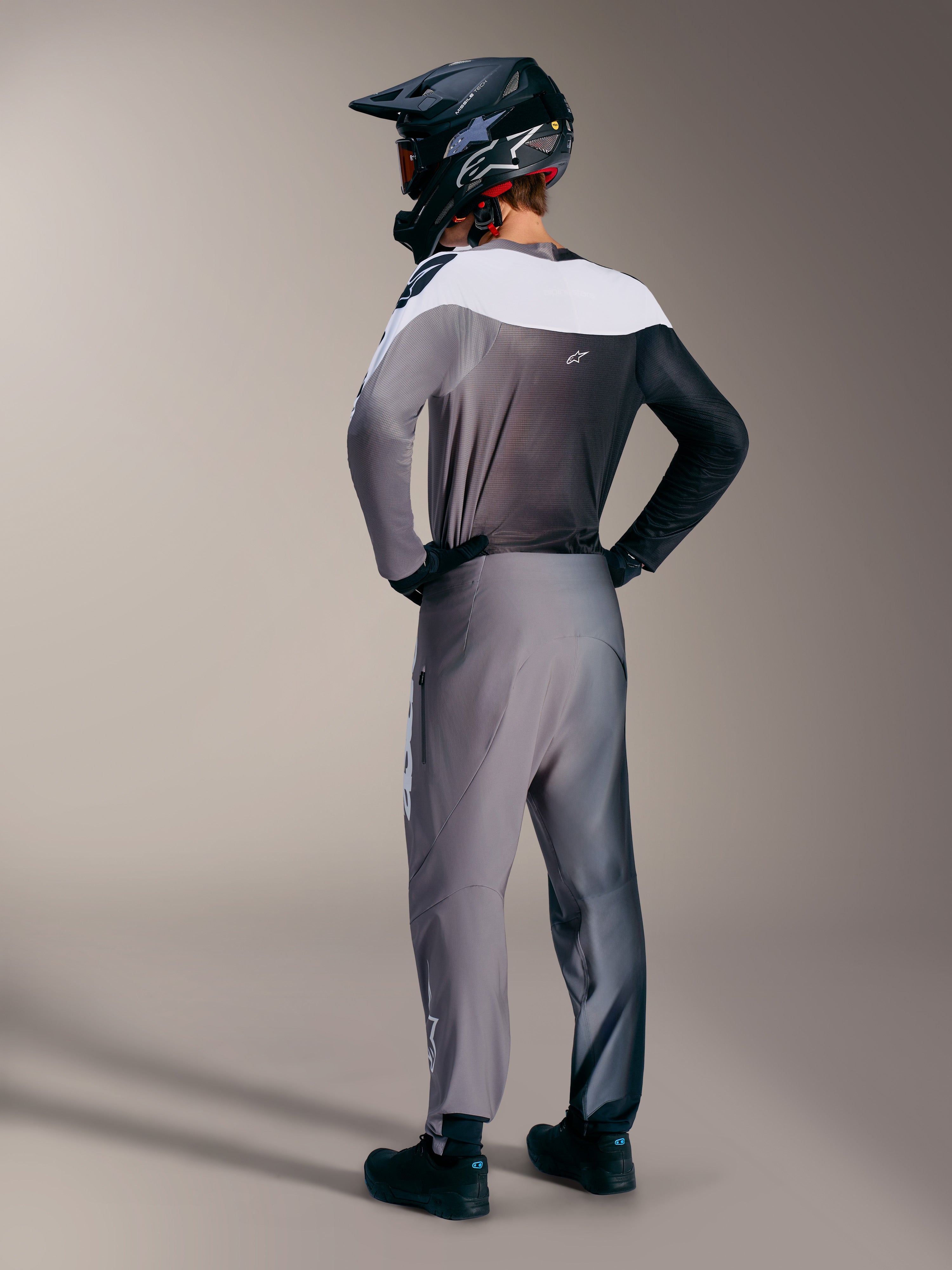 Alpinestars A-Supra Elite Trikot in Faded Gray, Rückansicht des MTB-Kits mit Farbverlauf und Performance-Passform.