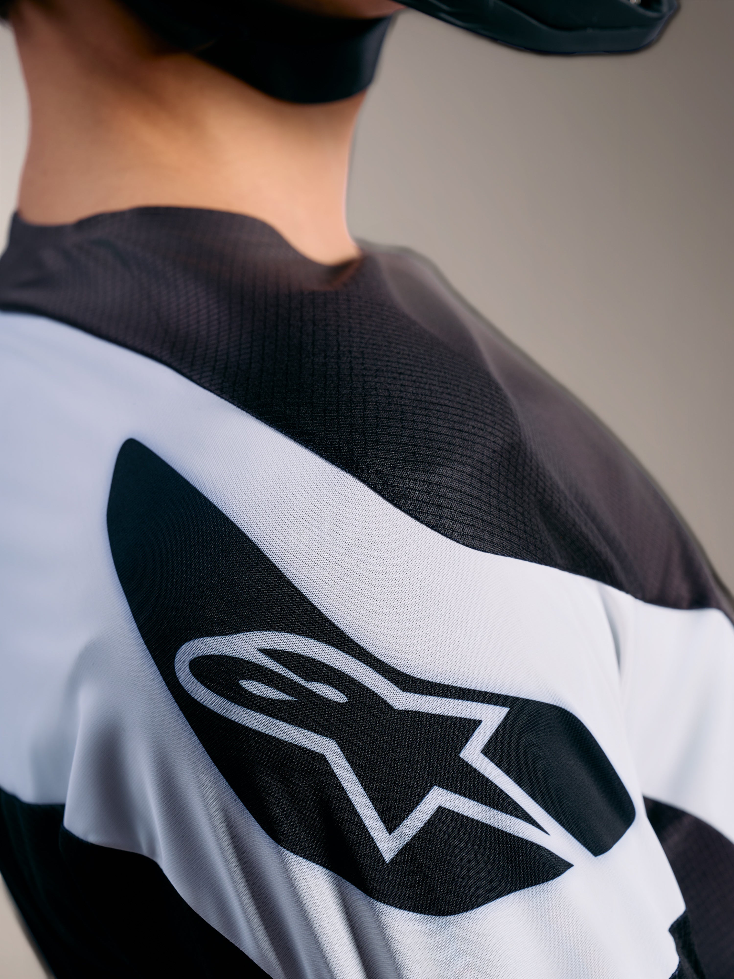 Alpinestars A-Supra Elite Trikot in Faded Gray, mikroperforiertes Gewebe mit Astars-Logo, atmungsaktives MTB-Jersey.