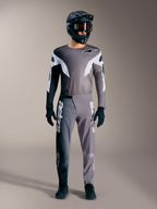 Alpinestars A-Supra Elite MTB-Ausrüstung in Faded Gray, mit Performance-Trikot, Hose und markanten weißen Logos.