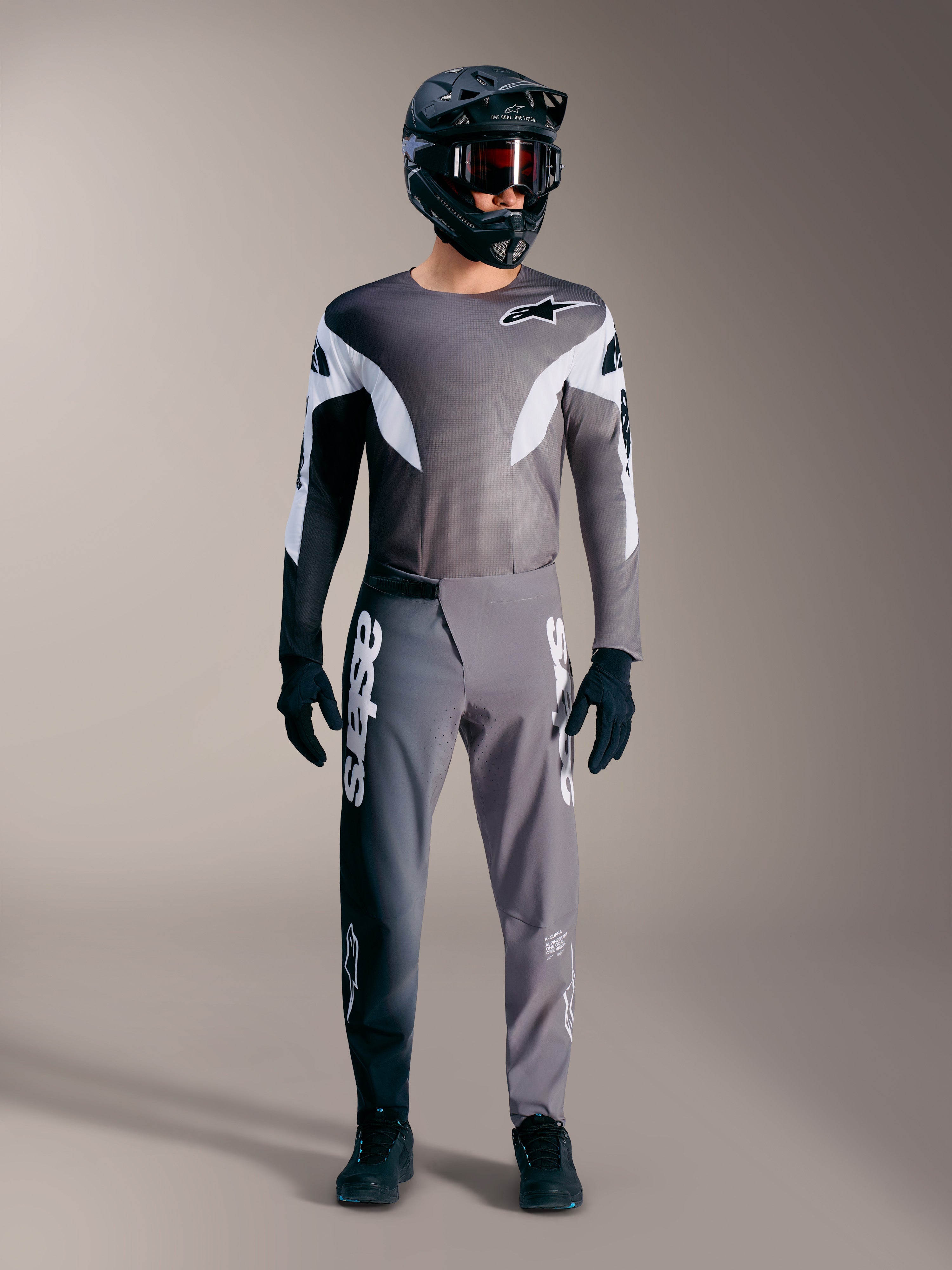 Alpinestars A-Supra Elite MTB-Ausrüstung in Faded Gray, mit Performance-Trikot, Hose und markanten weißen Logos.