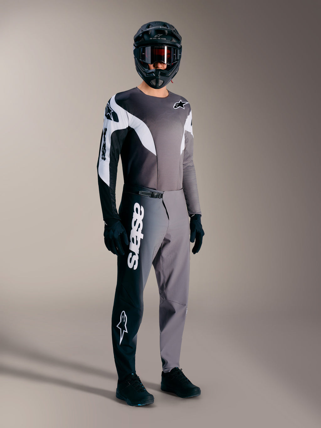 A-Supra Elite Trikot, MTB-Renntrikot in Faded Gray mit schwarz-weißen Akzenten an einem voll ausgestatteten Fahrer.