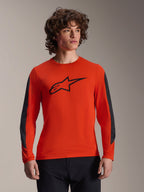 Alpinestars A-Dura Insert Astar Langarmtrikot, MTB-Trikot, Spicy Orange mit schwarzem Astar-Logo, dunkelgraue strapazierfähige Ärmeleinsätze, getragen von einem männlichen Model, Performance MTB-Radsportbekleidung