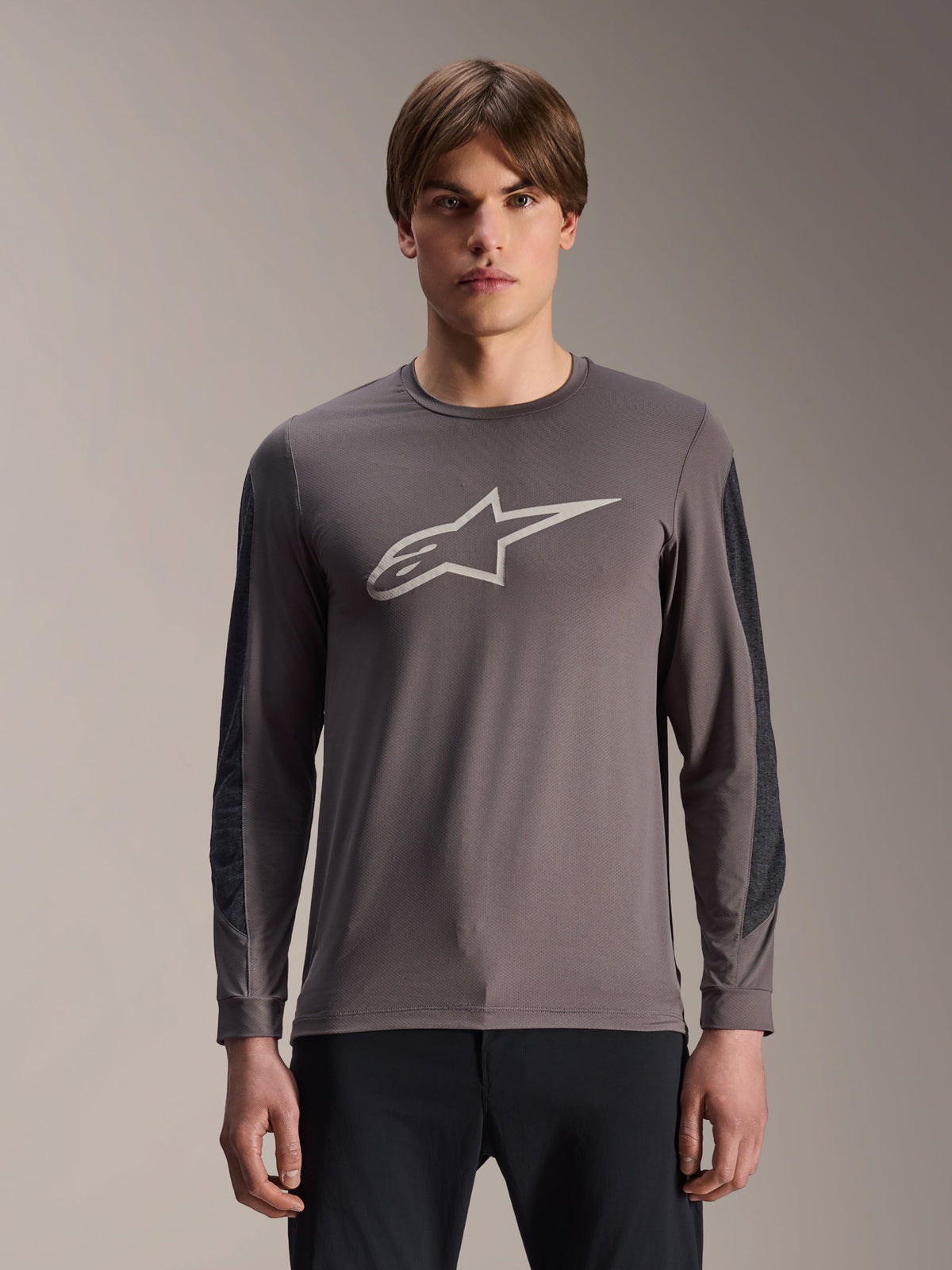 Alpinestars A-Dura Insert Astar Trikot, Langarm-MTB-Trikot, Dunkelgrau mit hellgrauem Astar-Logo, dunkelgrau verstärkte Ärmeleinsätze, Rundhalsausschnitt, technische Mountainbike-Ausrüstung