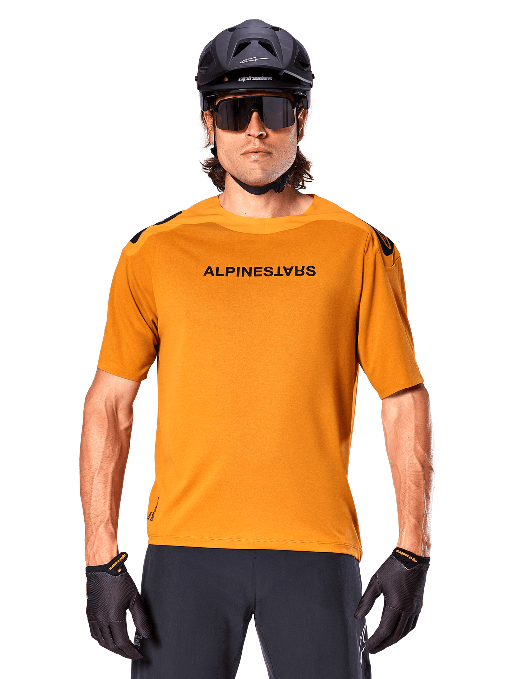 Alpinestars A-Aria Polartec Switch Kurzarm-Trikot, Dunkelgold, Mountainbike-Fahrer mit schwarzem Helm und Sonnenbrille, Performance-Radsportbekleidung für MTB-Trails