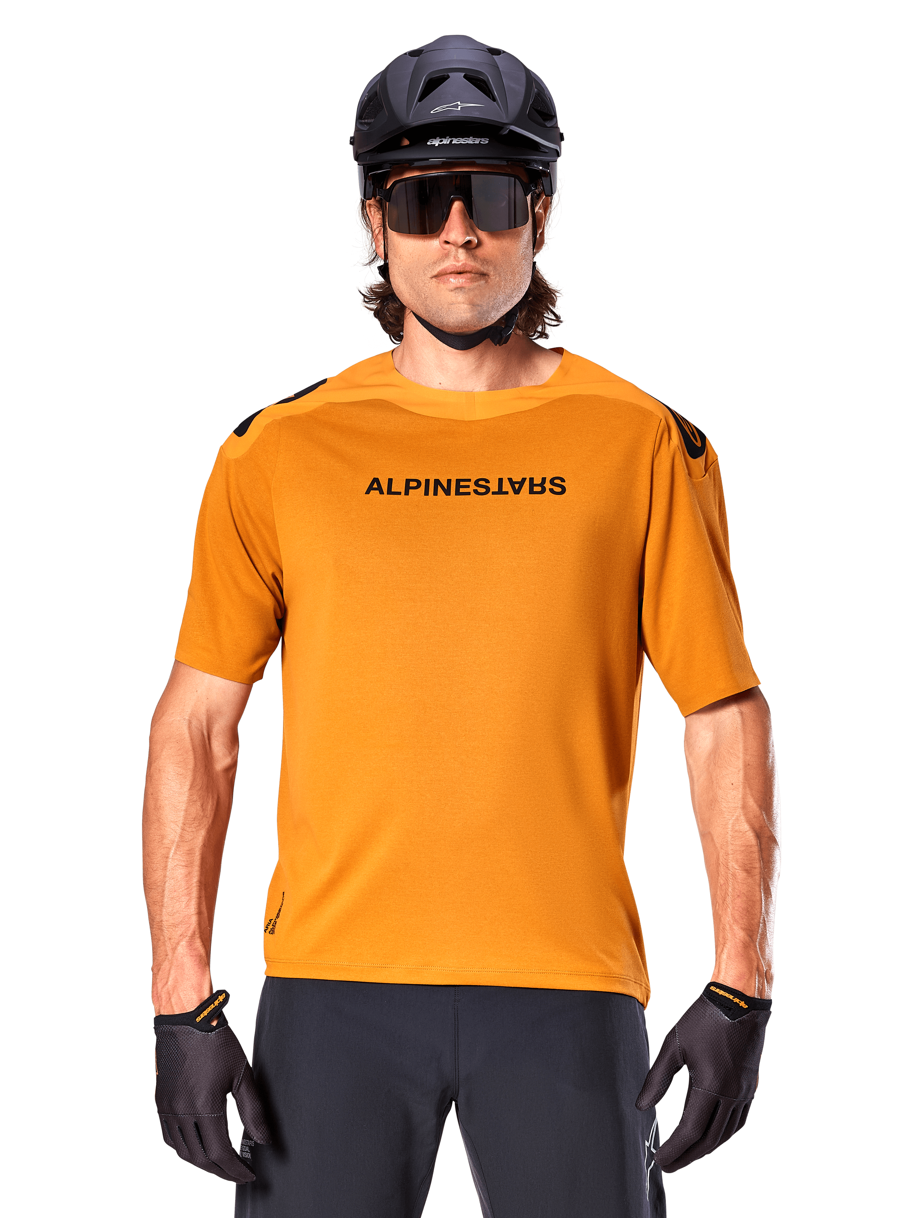 Alpinestars A-Aria Polartec Switch Kurzarm-Trikot, Dunkelgold, Mountainbike-Fahrer mit schwarzem Helm und Sonnenbrille, Performance-Radsportbekleidung für MTB-Trails