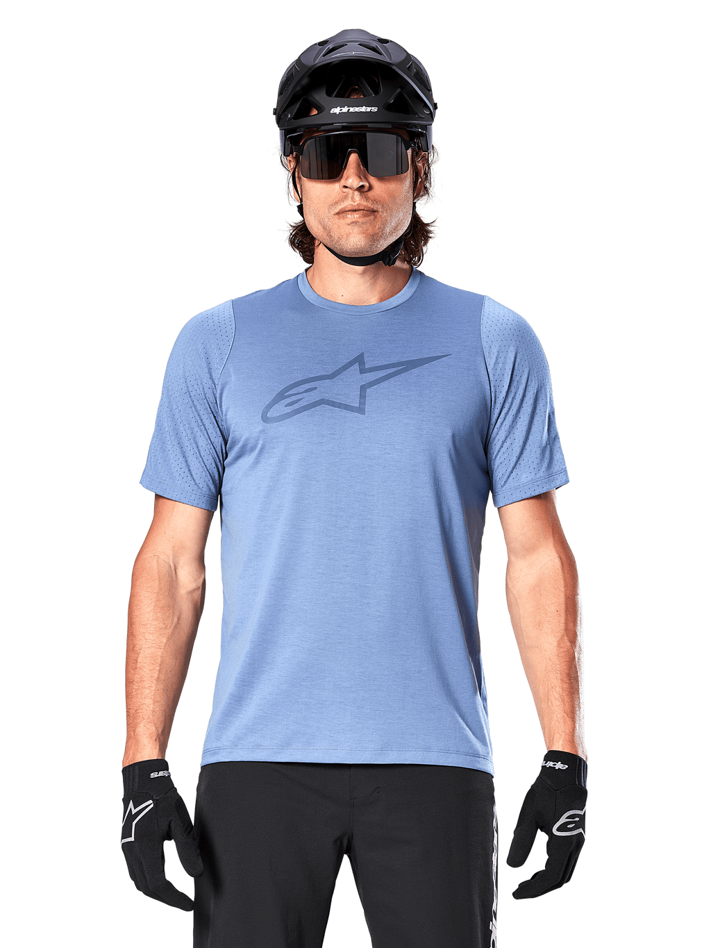 Männlicher Mountainbiker im Alpinestars A-Dura Dri Astar Kurzarmtrikot in Infinity Blue, mit dezentem Brustlogo und Mesh-Einsätzen, kombiniert mit einem schwarzen Helm, einer Sonnenbrille und schwarzen Handschuhen für ein technisches Radsport-Outfit
