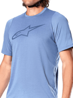 Alpinestars A-Dura Dri Astar Kurzarmtrikot, Infinity Blue, mit dunkelblauem Alpinestars Astar-Logo auf der Brust, atmungsaktive Mesh-Einsätze an den Ärmeln, technische MTB-Radbekleidung