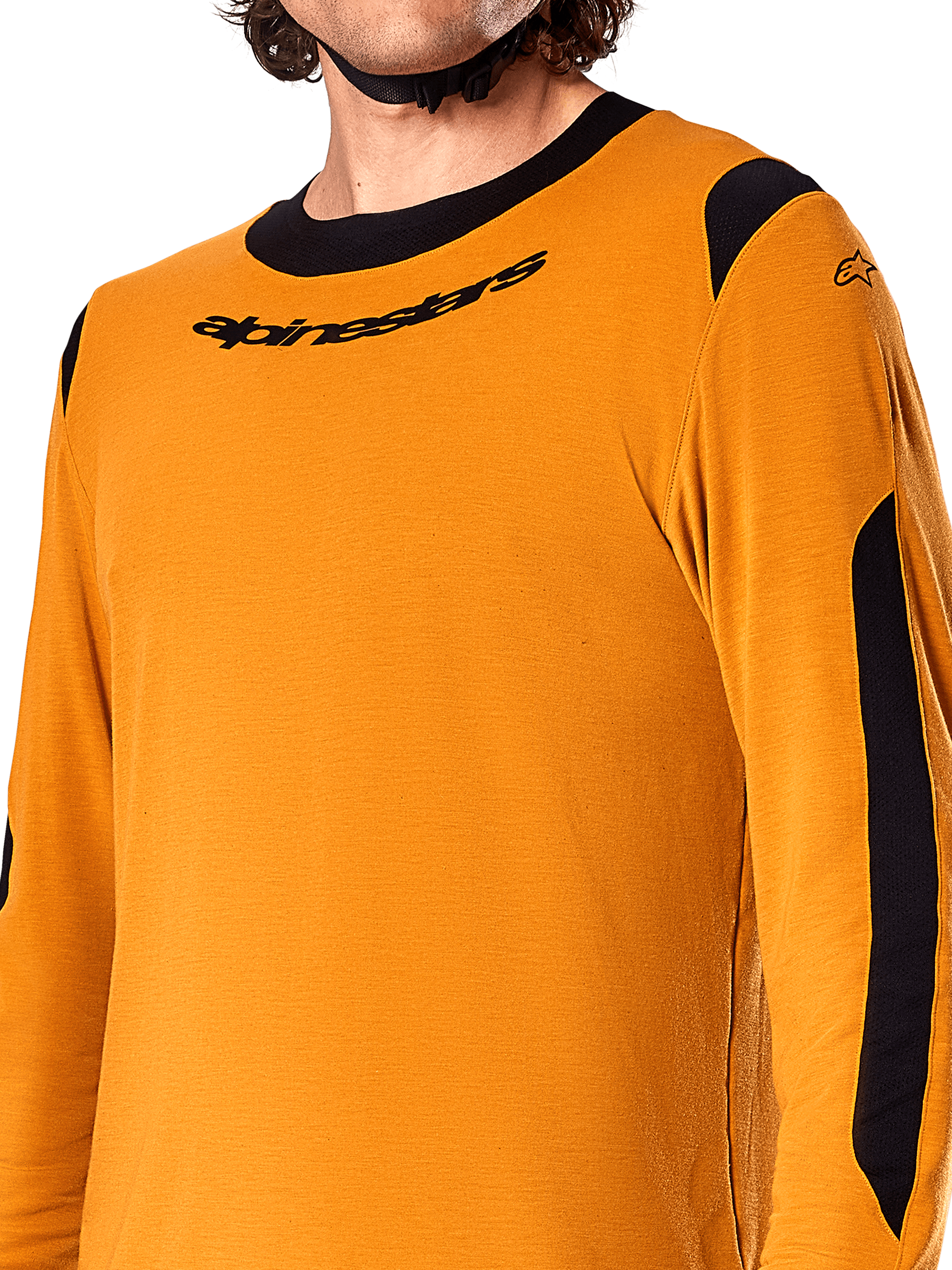 Alpinestars A-Dura Dri Wool Langarmtrikot, Dark Gold, Nahaufnahme des schwarzen Rundhalskragens mit Logo und schwarzen Mesh-Belüftungseinsätzen an den Schultern und Armen, Hochleistungs-Mountainbike-Bekleidung