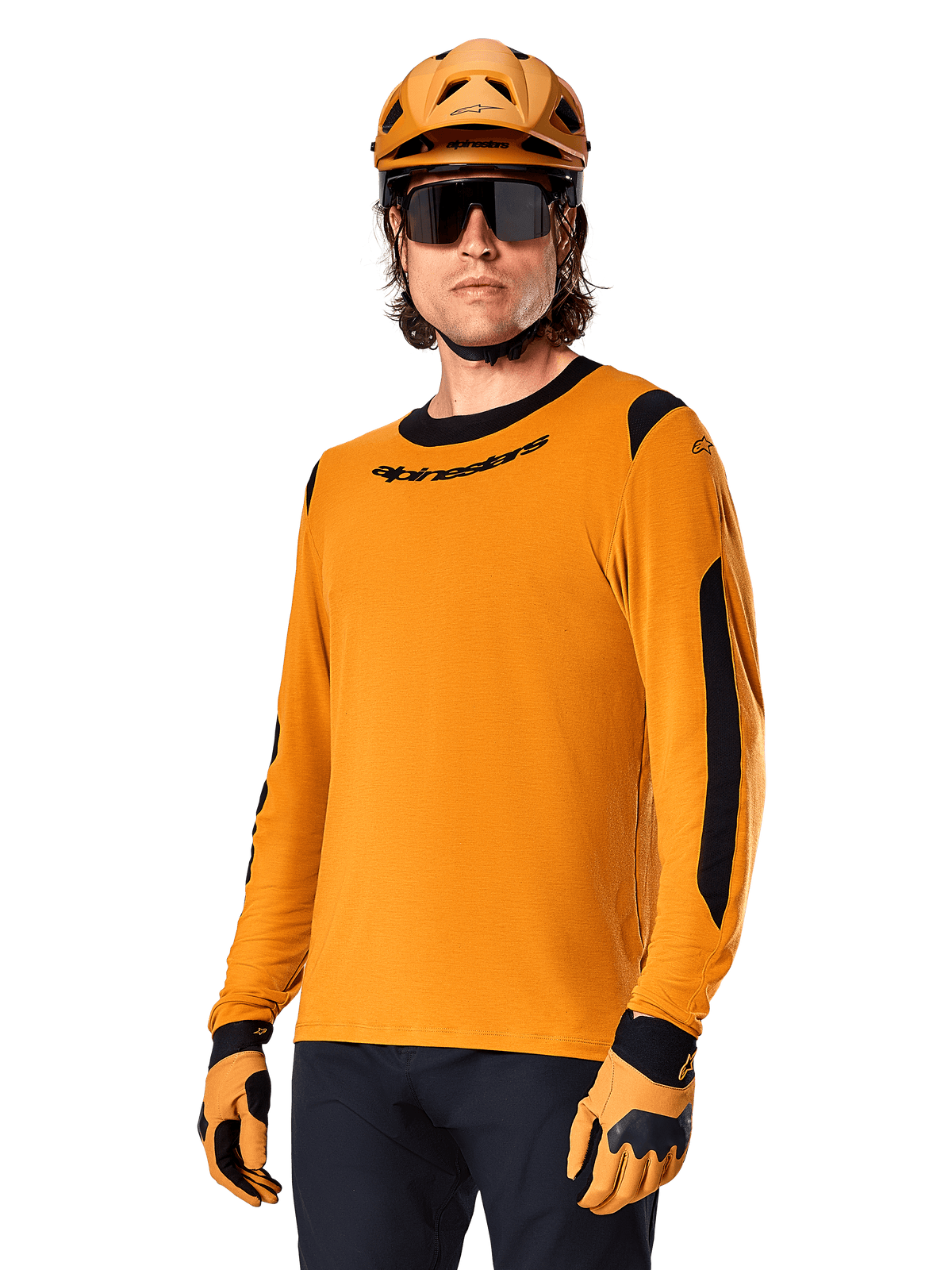 Alpinestars A-Dura Dri Wool Langarmtrikot, MTB Mountainbike-Trikot, Dark Gold und Schwarz, mit feuchtigkeitsableitender Merinowollmischung und Mesh-Einsätzen, Fahrer trägt passenden Helm, Sonnenbrille und Handschuhe
