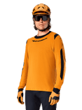 Alpinestars A-Dura Dri Wool Langarmtrikot, MTB Mountainbike-Trikot, Dark Gold und Schwarz, mit feuchtigkeitsableitender Merinowollmischung und Mesh-Einsätzen, Fahrer trägt passenden Helm, Sonnenbrille und Handschuhe