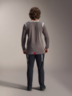Alpinestars A-Dura Elite Hose und A-Dura Dri Wool Langarmtrikot, schwarze Hose mit weißem Branding, graues technisches Trikot, Rückansicht eines Mountainbike-Outfits, strapazierfähige Offroad-Radsportbekleidung