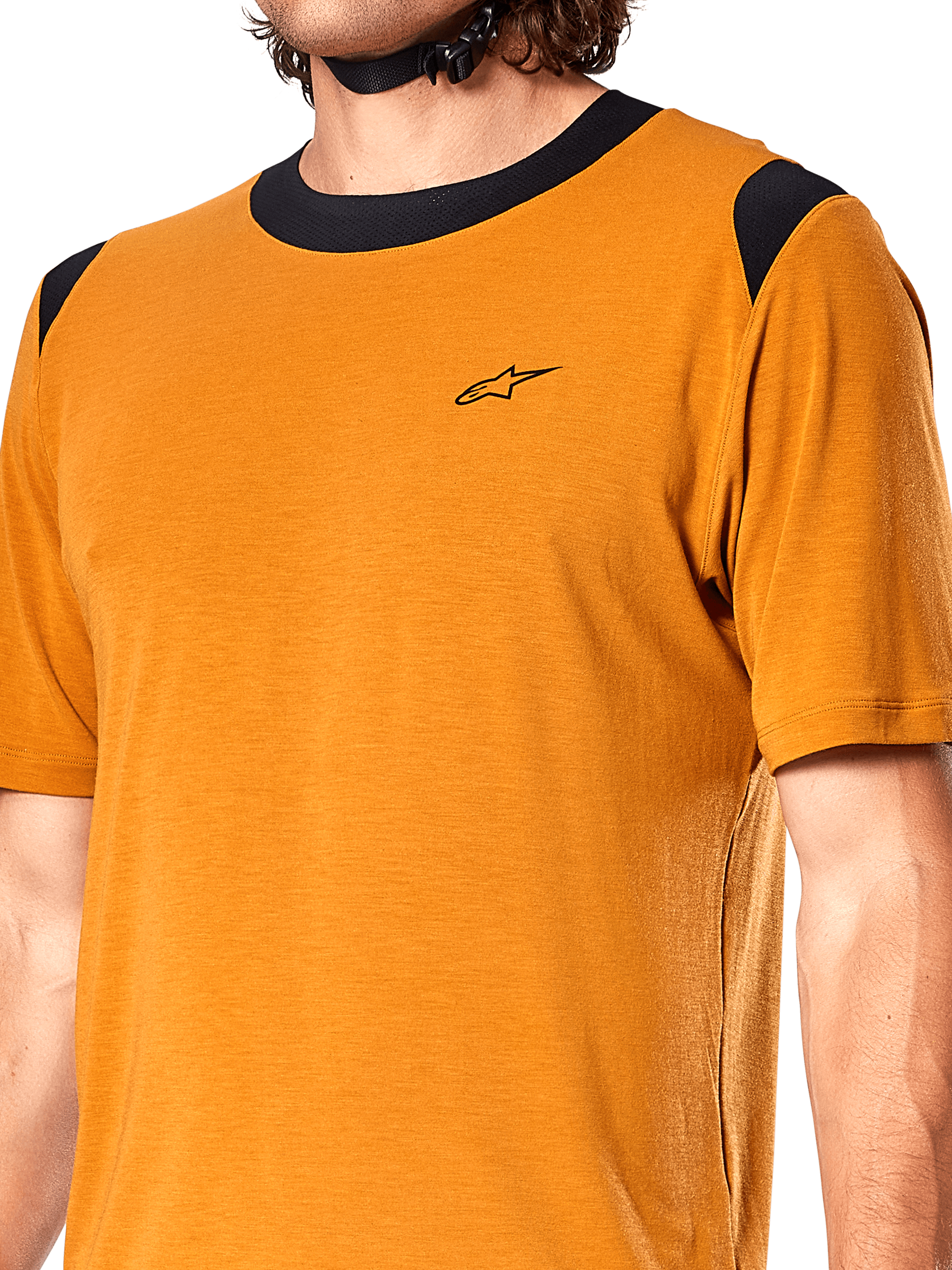 Alpinestars A-Dura Dri Wool Trikot, kurzärmeliges Radsport-Trikot, Dark Gold, schwarzer Mesh-Kragen und Schultereinsätze, kleines schwarzes Brustlogo, Nahaufnahme der Vorderansicht