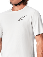 Alpinestars A-Aria Astar Trikot, Kurzarm-Radsporttrikot, White Dove, Nahaufnahme mit schwarzem Astar-Logo auf der Brust, atmungsaktives strukturiertes Polyestermaterial, leichte Performance-Passform fürs Mountainbiken