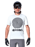 Alpinestars A-Dura Oscar Kurzarmtrikot, White Dove, mit einer großen schwarzen Vintage-Oscar-Spiralgrafik und Alpinestars-Wortmarke auf der Brust, getragen von einem Model mit schwarzem MTB-Helm, Sonnenbrille und schwarzen Handschuhen, Heritage-Radsport-Stil.