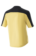 Alpinestars Drop Meta Jersey – Kurzarm, Mountainbike-Trikot, Gold mit schwarzer Schulterpasse und Ärmeleinsätzen, Rückansicht, verlängerter Saum für bessere Abdeckung, leichtes Mesh-Material.