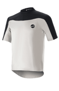 Alpinestars Drop Meta Kurzarm-Trikot, Mountainbike-Trikot, Hellgrau und Schwarz, atmungsaktive Mesh-Konstruktion, schwarze Schulterpasse, Rundhalsausschnitt, verlängertes Rückenteil für zusätzliche Abdeckung.
