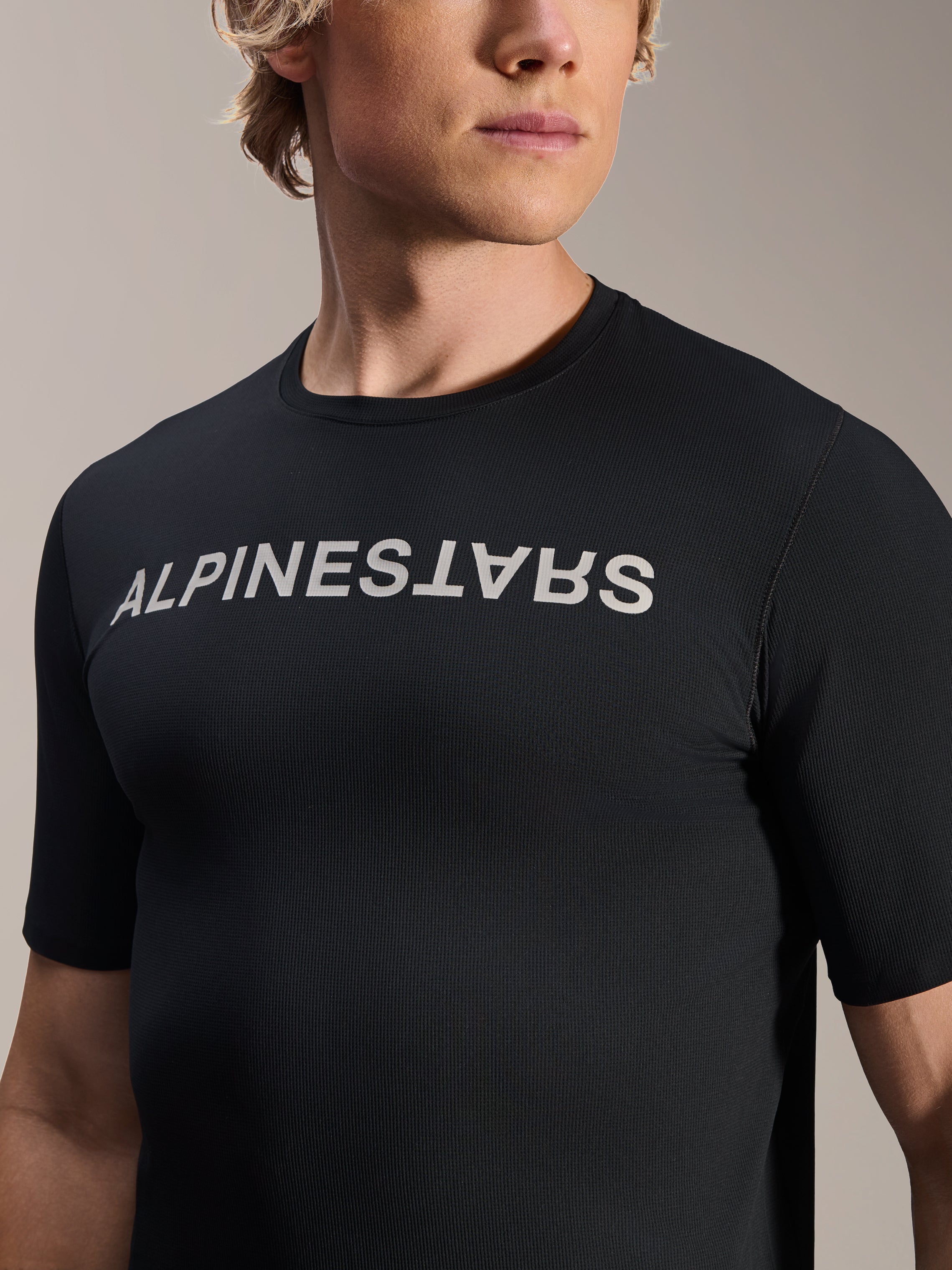 Alpinestars A-Aria Switch Kurzarmtrikot, Schwarz, mit weißem Alpinestars-Logo auf der Brust, Performance-Passform, atmungsaktive Herren-Radsportbekleidung