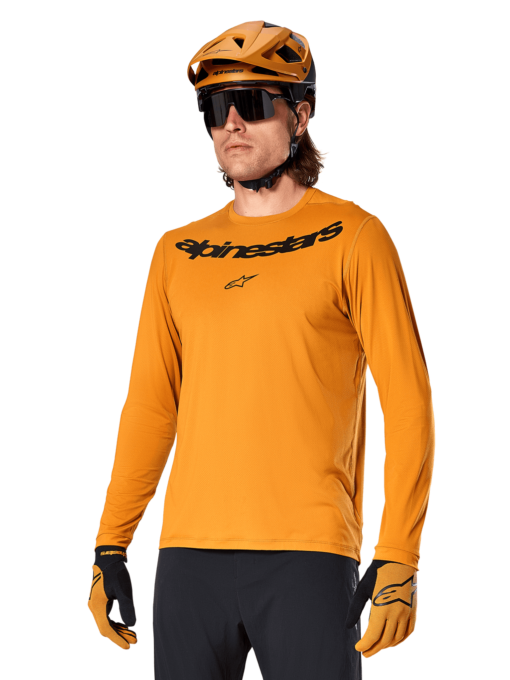 Alpinestars A-Dura Rocker Langarmtrikot, MTB-Mountainbike-Trikot, Dunkelgold, Person trägt Trikot mit passendem Helm und Handschuhen, sportlich abgestimmter Look mit Alpinestars-Wortmarke auf der Brust