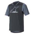 Alpinestars Drop 6 V2 Trikot – Kurzarm, Grisaille Black, MTB-Trikot, technisches Poly-Gewebe mit dunkelgrauem Hauptteil und hellgrauen Ärmeln, großes silbernes Alpinestars-Logo auf der Brust, Mesh-Einsätze für Luftzirkulation, lockere Passform für den Offroad-Radsport