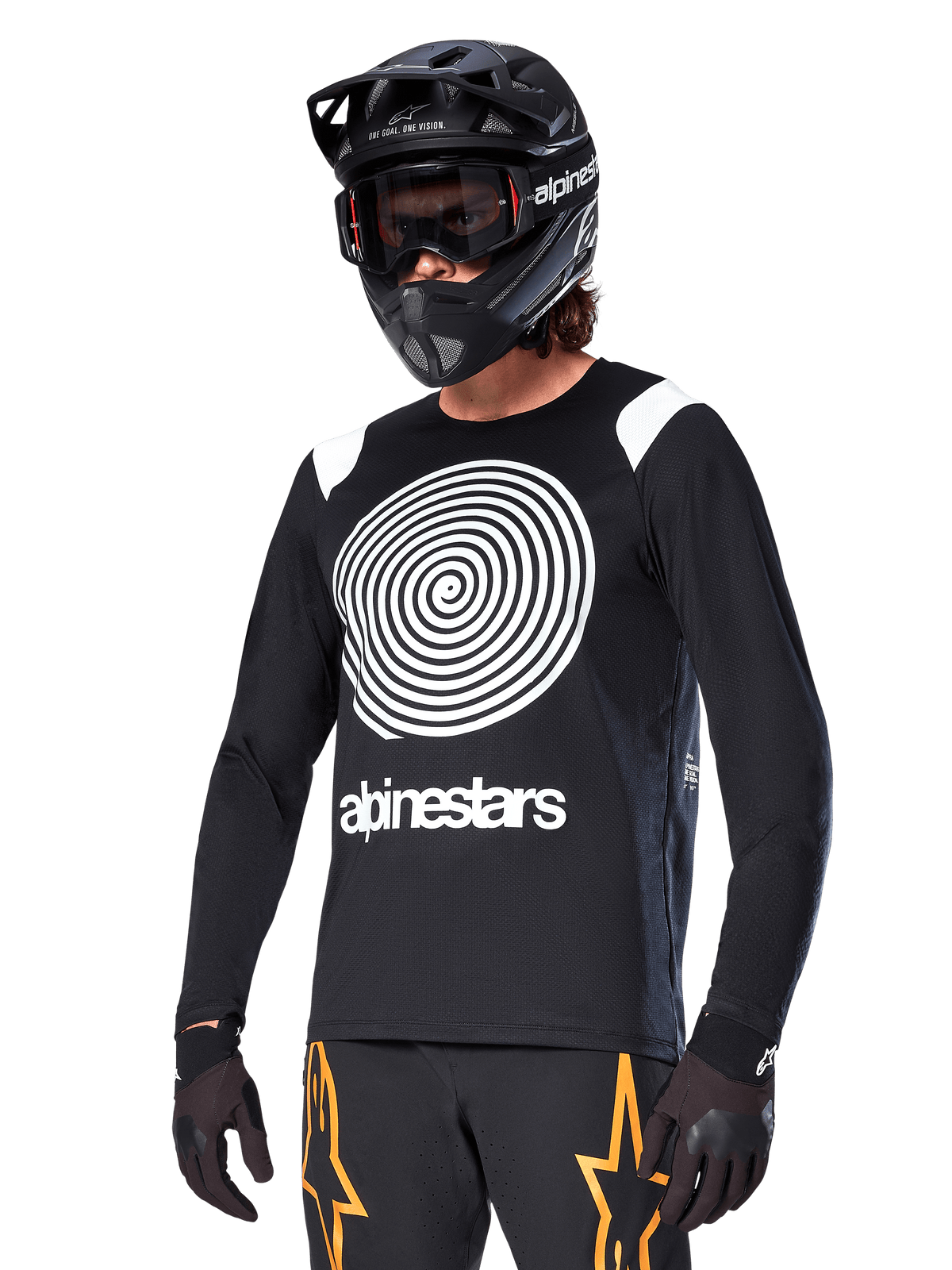 Alpinestars A-Supra Oscar Langarm-Trikot, MTB-Trikot, Schwarz und Weiß, mit markantem weißem Spiraldesign und Alpinestars-Logo auf der Brust, kombiniert mit schwarzem Fullface-Helm und Goggles, Performance-Mountainbike-Bekleidung
