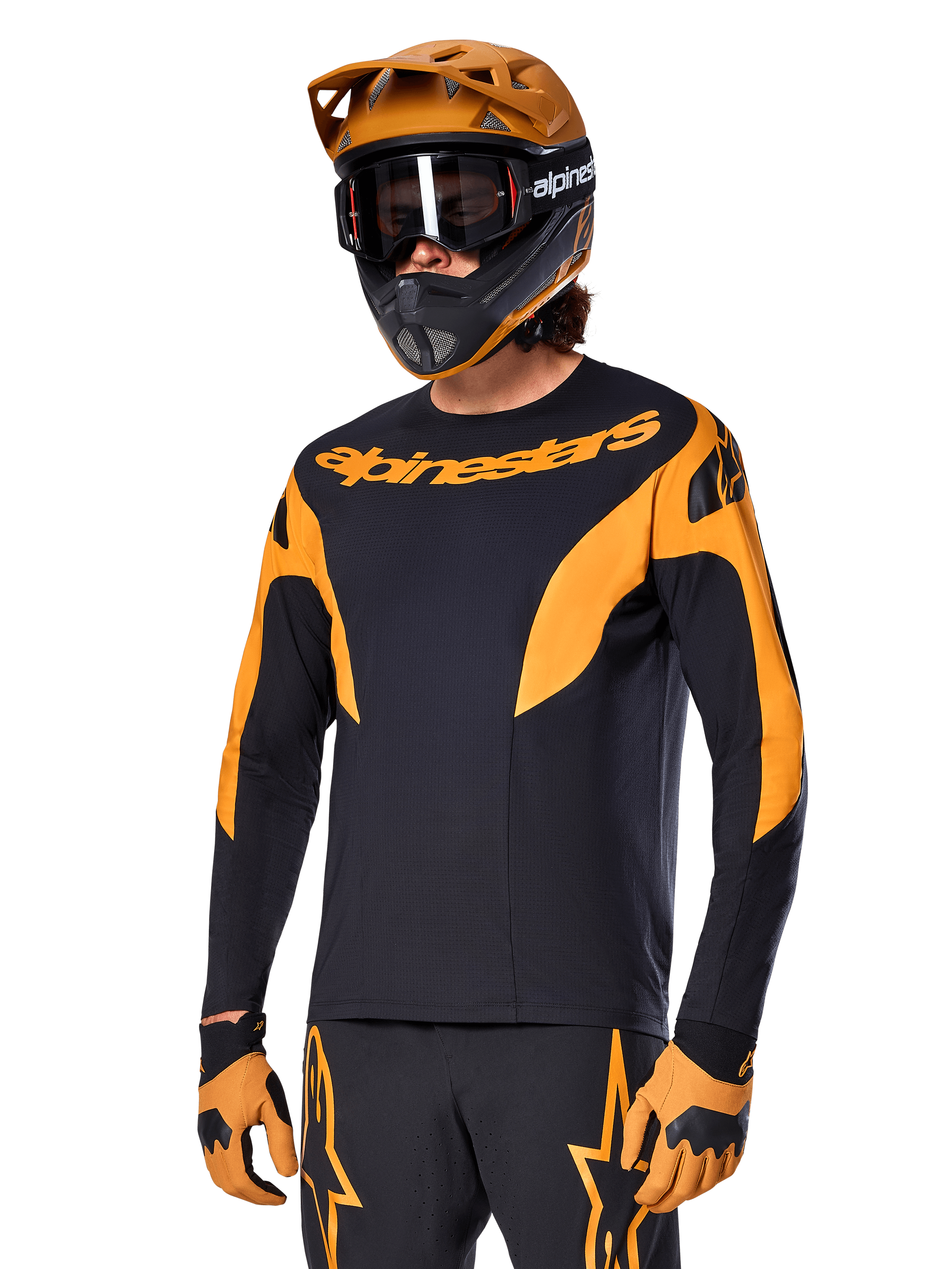 Alpinestars A-Supra Race Jersey Langarm, MTB-Trikot, Schwarz und Orange, getragen mit passendem Helm und Handschuhen, mit Alpinestars-Branding auf der Brust und stilisierten Akzenten an den Ärmeln, Performance-Passform für den Offroad-Rennsport