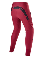 Alpinestars A-Supra Race Hose, Burgunderrot, Rückansicht mit großer schwarzer Wortmarke auf der Rückseite, schmal zulaufende MTB-Rennhose mit Performance-Passform, technische Konstruktion für den Offroad-Radsport