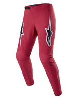 Alpinestars A-Supra Race Hose, MTB-Rennhose, Burgundrot mit großen schwarz-weißen Stern-Logos auf den Oberschenkeln, laserperforierte Belüftung, schwarzer Ratschenverschluss an der Taille, schmal zulaufende Performance-Passform für Mountainbiking