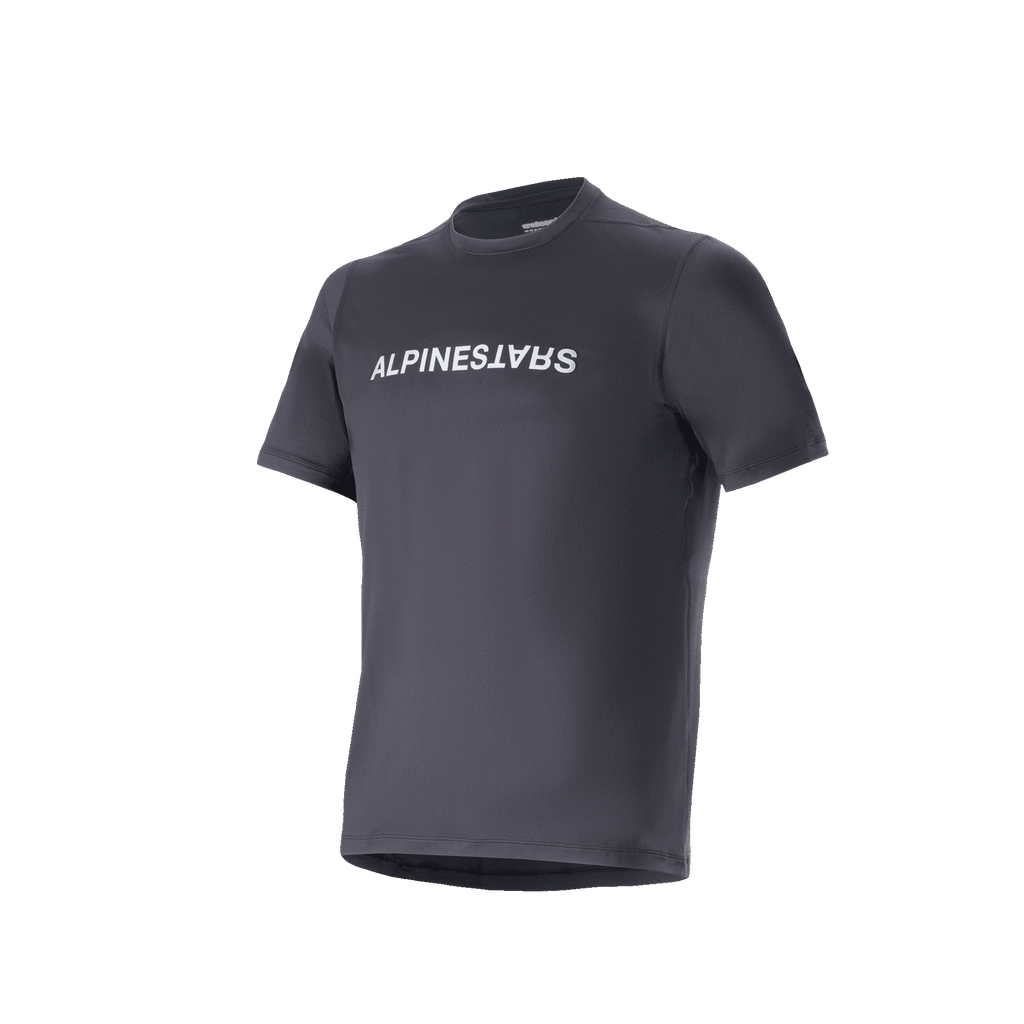 Alpinestars A-Dura Switch Kurzarm-Trikot, Schwarz, mit weißem Alpinestars-Schriftzug auf der Brust, leichtes feuchtigkeitsableitendes Jacquard-Gewebe, lässige Performance-Bekleidung für das Mountainbiking