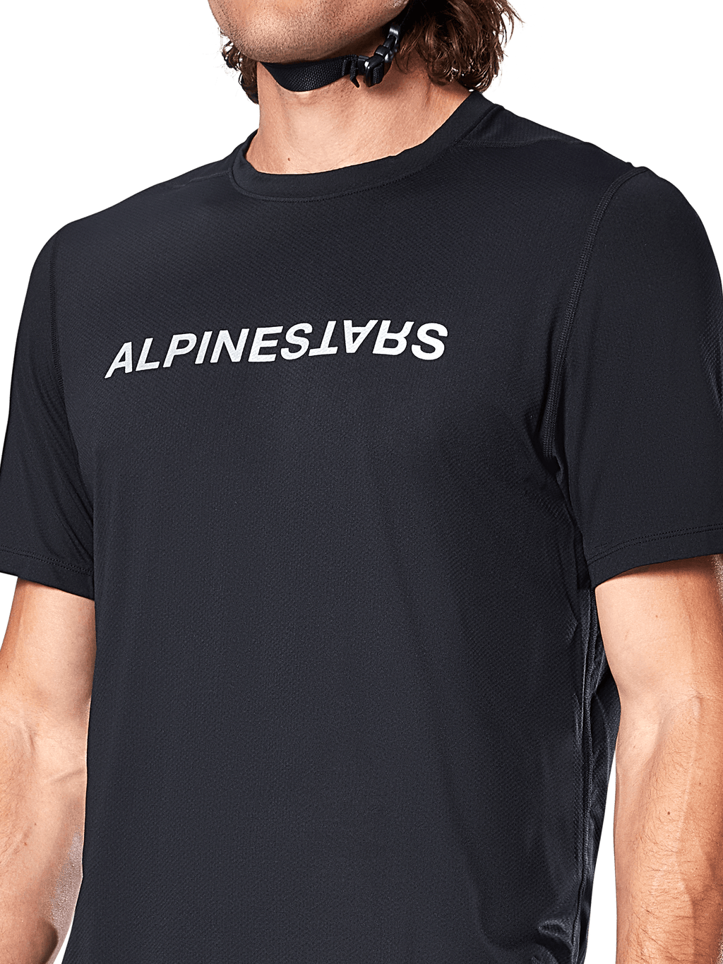 Alpinestars A-Dura Switch Kurzarmtrikot, Schwarz, mit einem großen weißen Wortmarken-Siebdruck-Logo auf der Brust, Performance-Jacquard-Gewebestruktur, Nahaufnahme der Vorderansicht