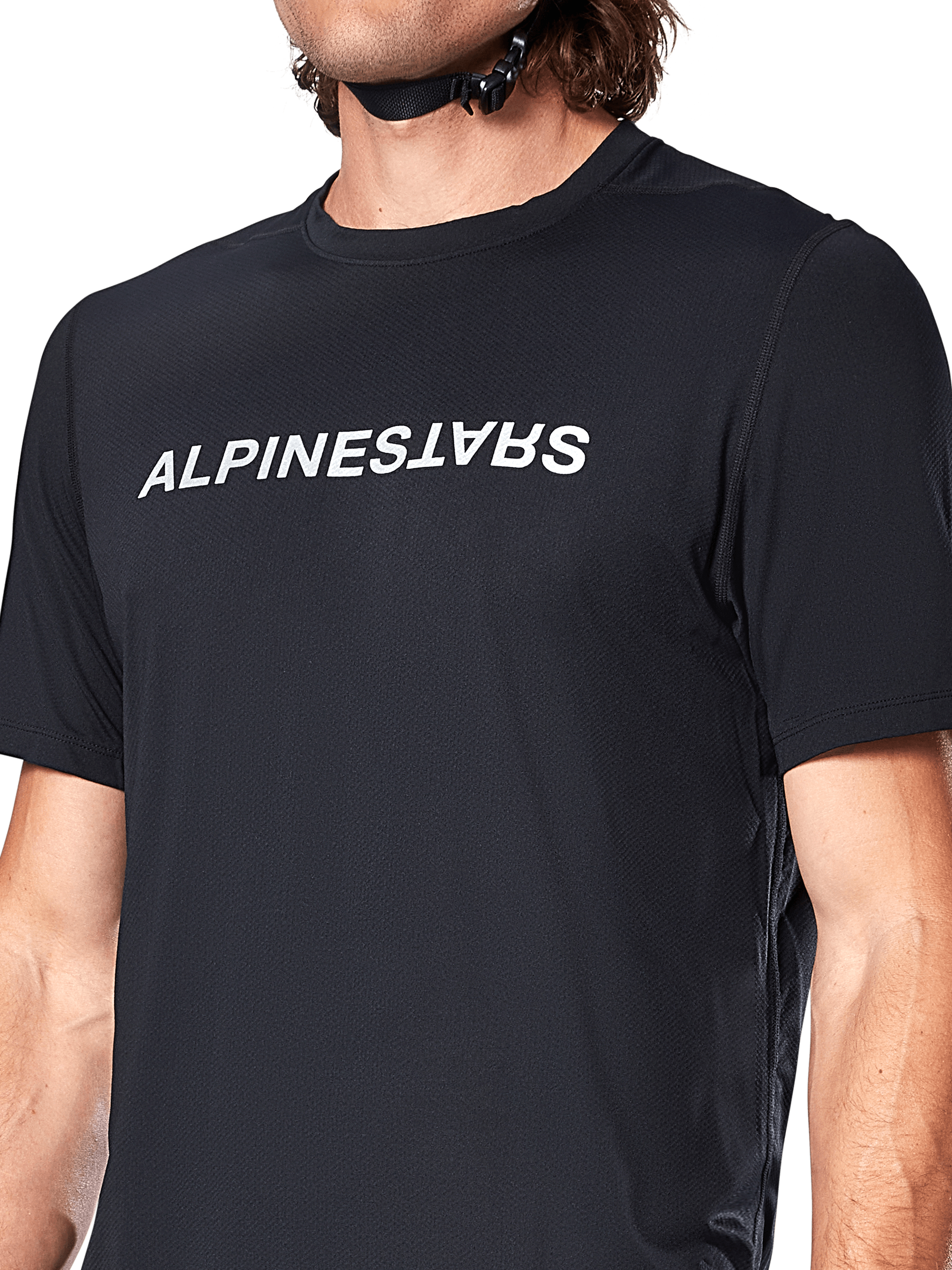 Alpinestars A-Dura Switch Kurzarmtrikot, Schwarz, mit einem großen weißen Wortmarken-Siebdruck-Logo auf der Brust, Performance-Jacquard-Gewebestruktur, Nahaufnahme der Vorderansicht