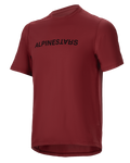 Alpinestars A-Dura Switch Kurzarmtrikot, MTB-Trikot, Burgunderrot, schwarzer Logo-Schriftzug auf der Brust, leichtes, feuchtigkeitsableitendes Gewebe, Rundhalsausschnitt und verlängerter Rücken, konzipiert für den Offroad-Radsport