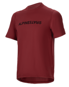 Alpinestars A-Dura Switch Kurzarmtrikot, MTB-Trikot, Burgunderrot, schwarzer Logo-Schriftzug auf der Brust, leichtes, feuchtigkeitsableitendes Gewebe, Rundhalsausschnitt und verlängerter Rücken, konzipiert für den Offroad-Radsport