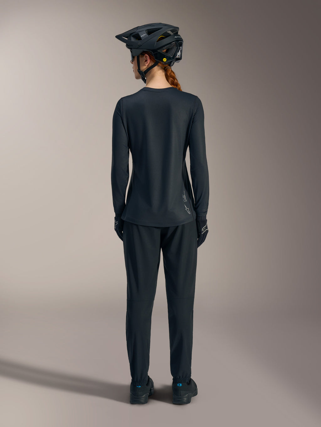 Schwarzes Stella A-Dura Ride MTB-Langarmtrikot für Damen, Rückansicht mit verlängertem Saum und weißem Alpinestars-Logo.