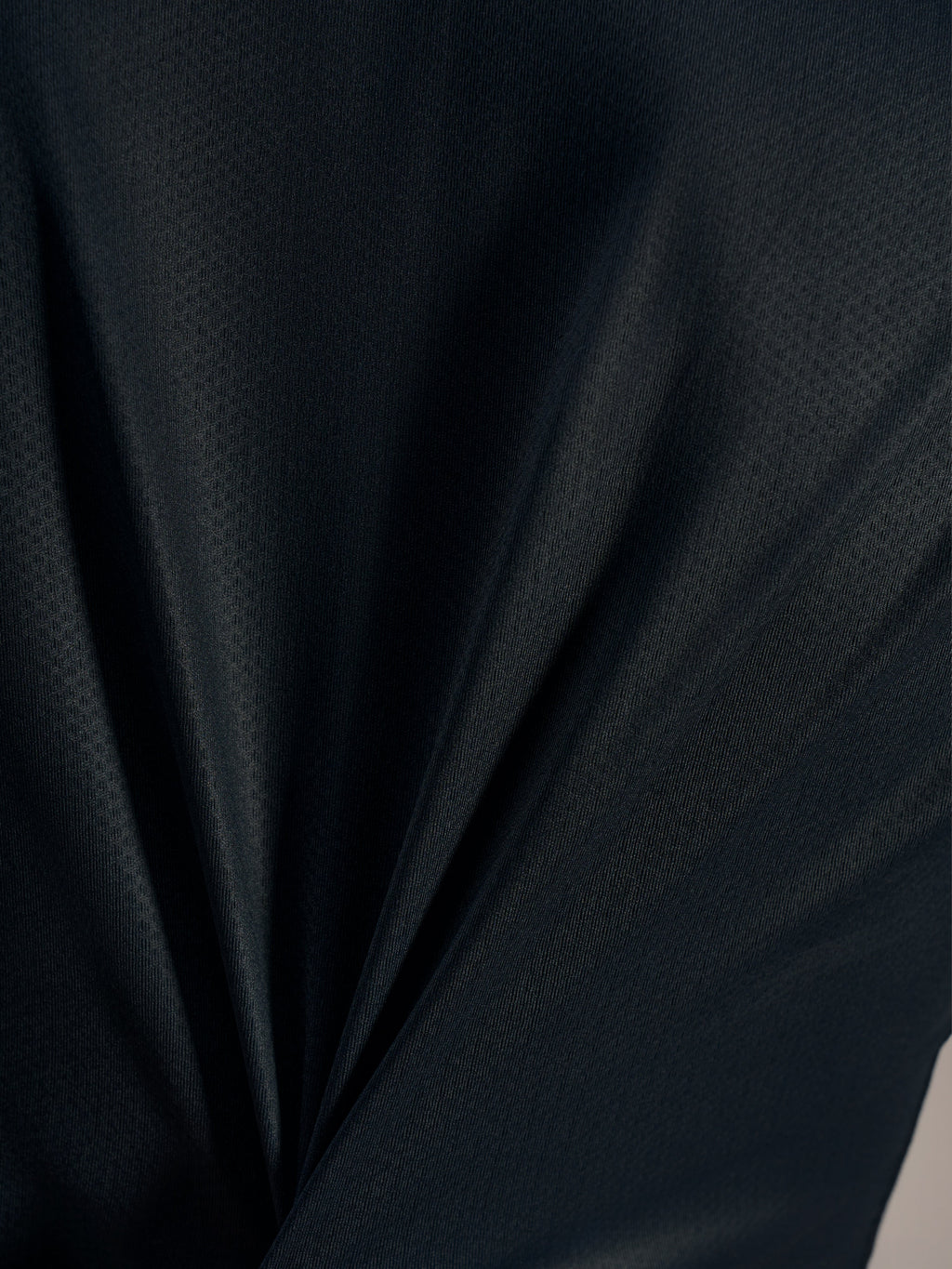 Schwarzes Jacquard-Stoffdetail am Stella A-Dura Ride Trikot, atmungsaktive Textur und elastisches Material.