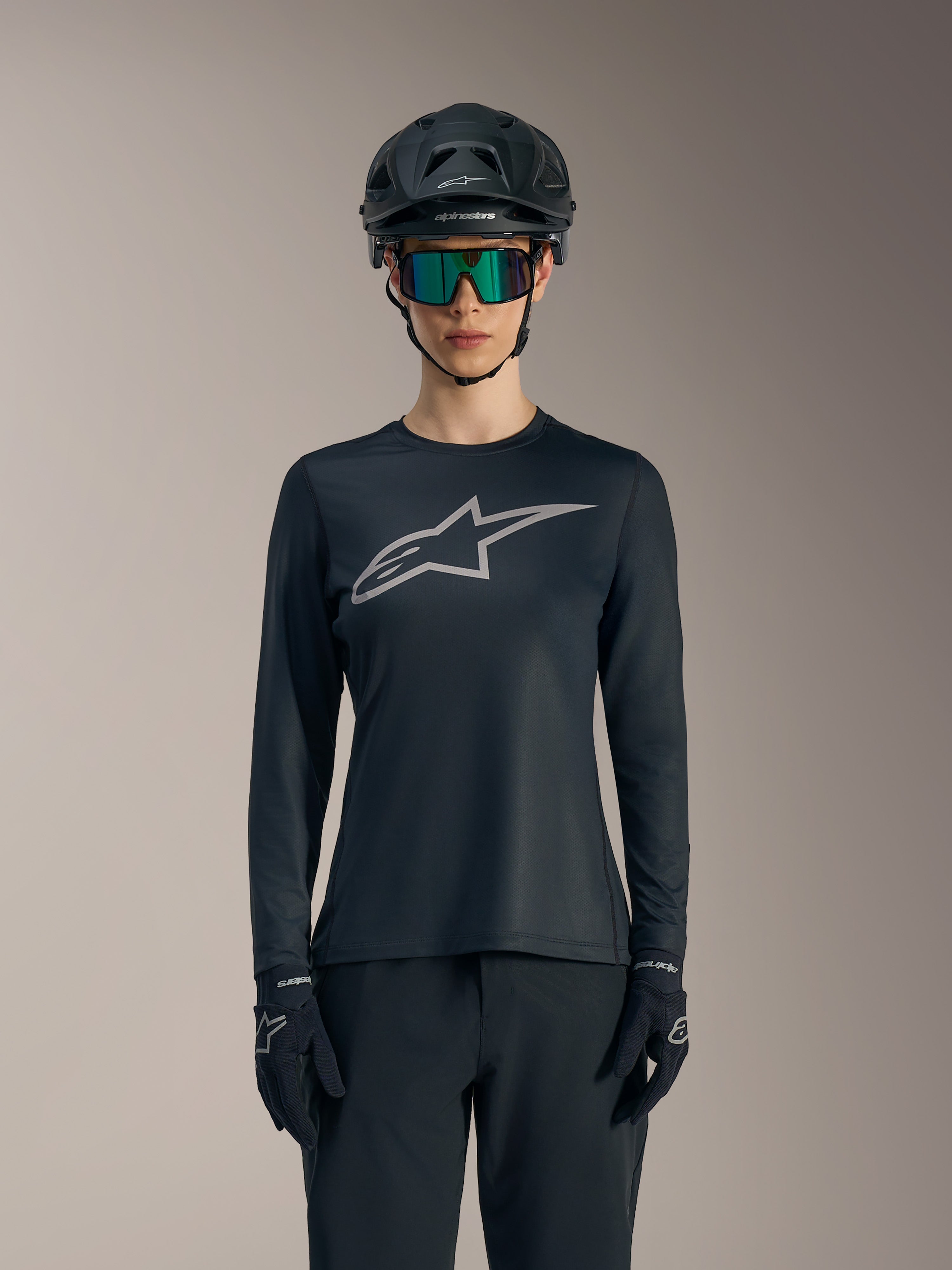 Stella A-Dura Ride Damen-Trikot, schwarzes langärmeliges MTB-Shirt mit grauem Astars-Logo und Performance-Passform.