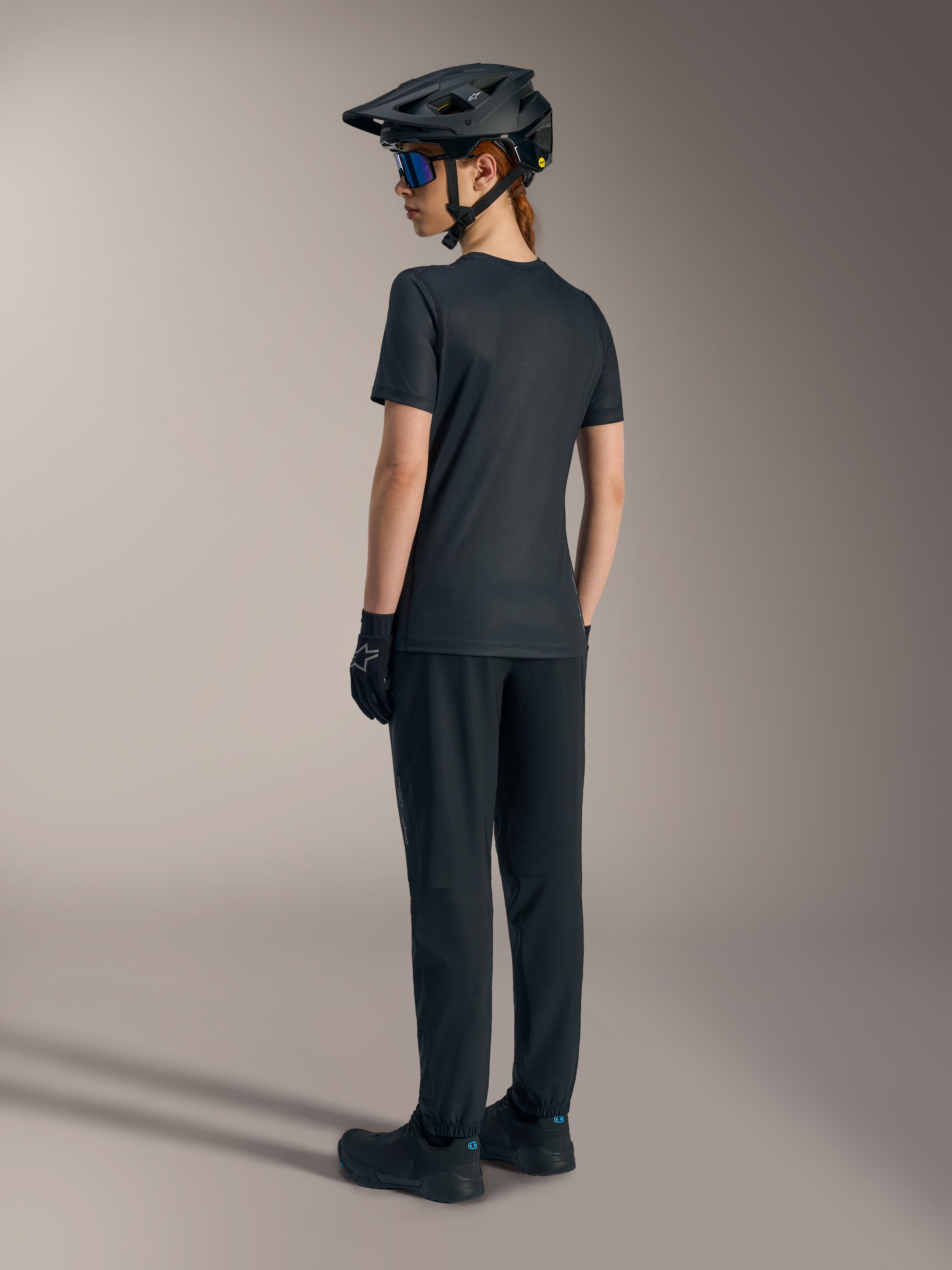 Stella A-Dura Ride Damen-Trikot in Schwarz, kurzärmeliges Jacquard-MTB-Top für Performance-Fahrten, Rückansicht.
