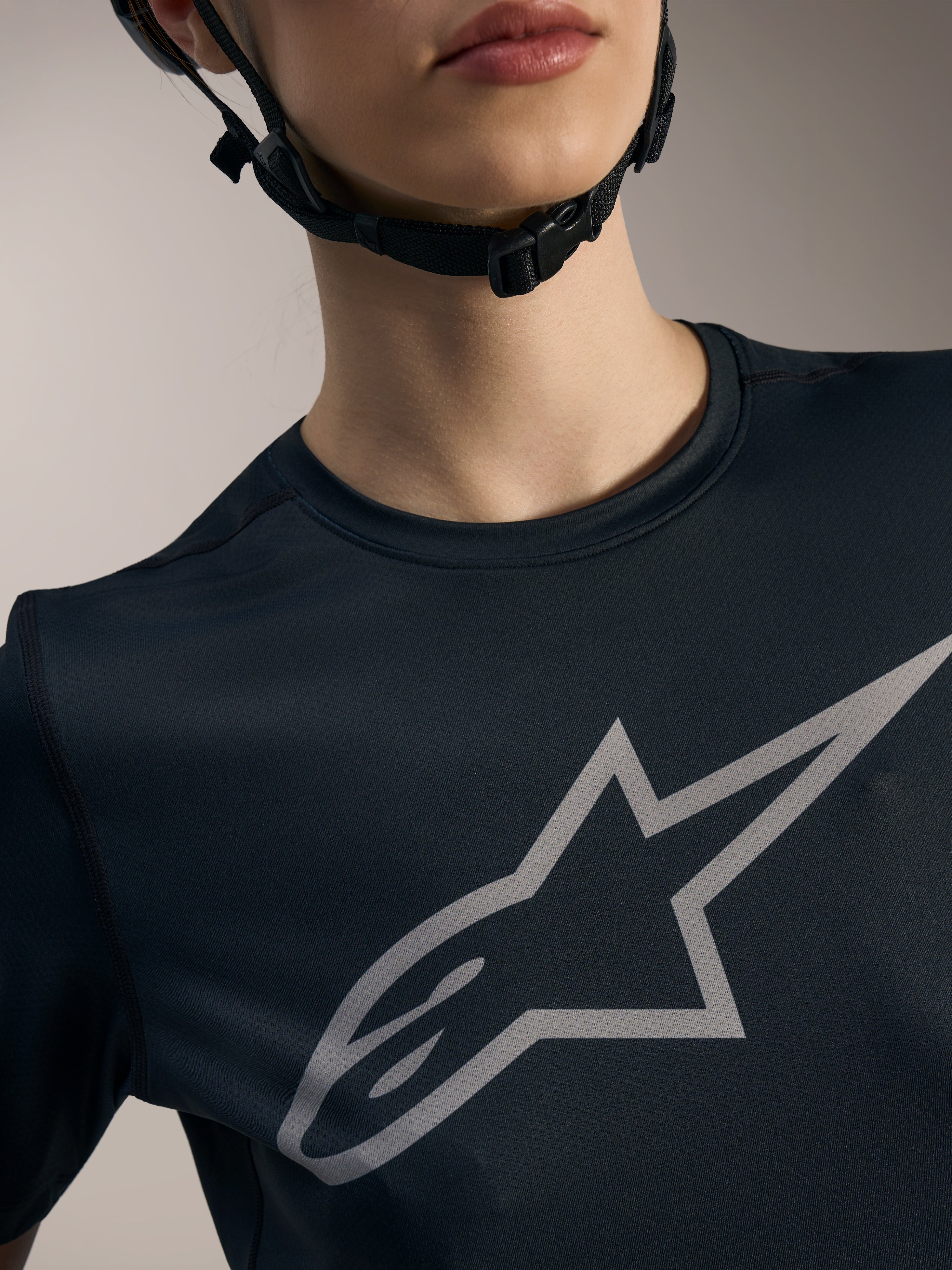 Schwarzes Stella A-Dura Ride Damen-Trikot mit silbernem Astars-Logo auf der Brust, funktionale MTB-Bekleidung.
