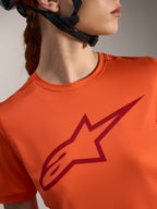 Oranges Damen Stella A-Dura Ride Trikot mit großem dunkelrotem Alpinestars-Logo, funktionale MTB-Bekleidung.