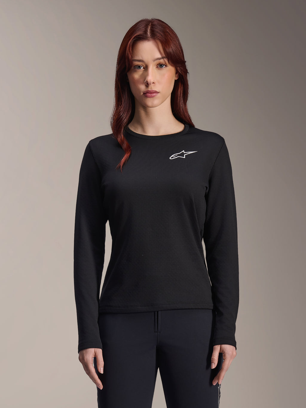 Alpinestars Stella A-Dura Thermal Jersey, Langärmliges Damen-MTB-Trikot, Schwarz mit weißem Stern-Logo auf der Brust, leichtes isoliertes Material für Radsport bei kaltem Wetter, entwickelt für das Schichtenprinzip und Komfort auf dem Trail