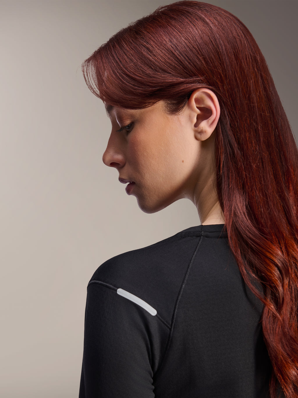 Alpinestars Stella A-Dura Thermal Jersey, Damen MTB-Langarmtrikot, Schwarz, Nahaufnahme der Seitenansicht mit Fokus auf den reflektierenden silbernen Streifen an der Schulter, technisches isoliertes Material für Mountainbiking