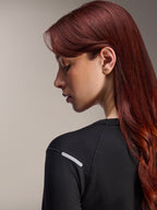 Alpinestars Stella A-Dura Thermal Jersey, Damen MTB-Langarmtrikot, Schwarz, Nahaufnahme der Seitenansicht mit Fokus auf den reflektierenden silbernen Streifen an der Schulter, technisches isoliertes Material für Mountainbiking
