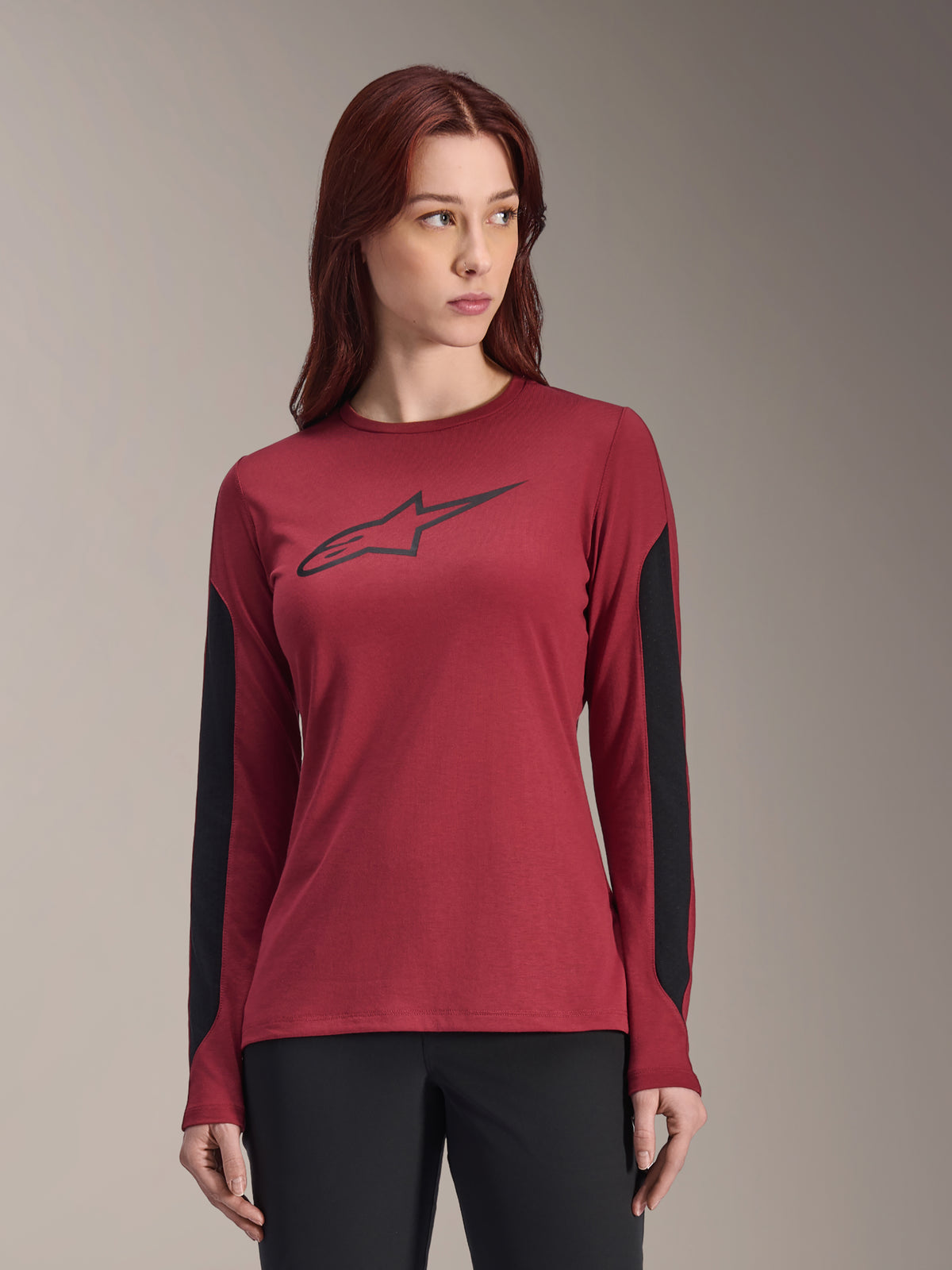 Alpinestars Stella A-Dura Dri Astar Langarmtrikot für Damen, Burgunderrot mit schwarzen Seitenpaneelen, schwarzes Logo auf der Brust, feuchtigkeitsableitende MTB-Trail-Bekleidung, spezielle Damen-Passform