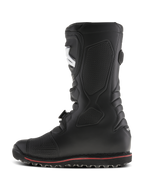 Alpinestars Tech-T Stiefel, Trial-Motorradstiefel, Schwarz mit dünnem rotem Streifen an der Sohle, Seitenprofil-Ansicht, ergonomischer Schienbeinschutz, texturierte Einsätze für Grip auf den Fußrasten, strapazierfähige Lederkonstruktion für Offroad-Fahrten