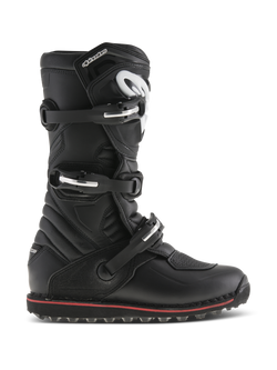 Alpinestars Tech-T Stiefel, Trial- und Offroad-Motorradstiefel, Schwarz mit rotem Akzent, Seitenprofilansicht mit drei verstellbaren Schnallen, weißes Logo auf ergonomischer Schienbeinplatte, strukturierte Ledereinsätze und robuste, griffige Sohle für Kontrolle auf dem Bike